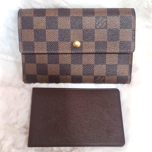Louis Vuitton Handbags - EUC Auth LV Damier Trifold wallet with insert.